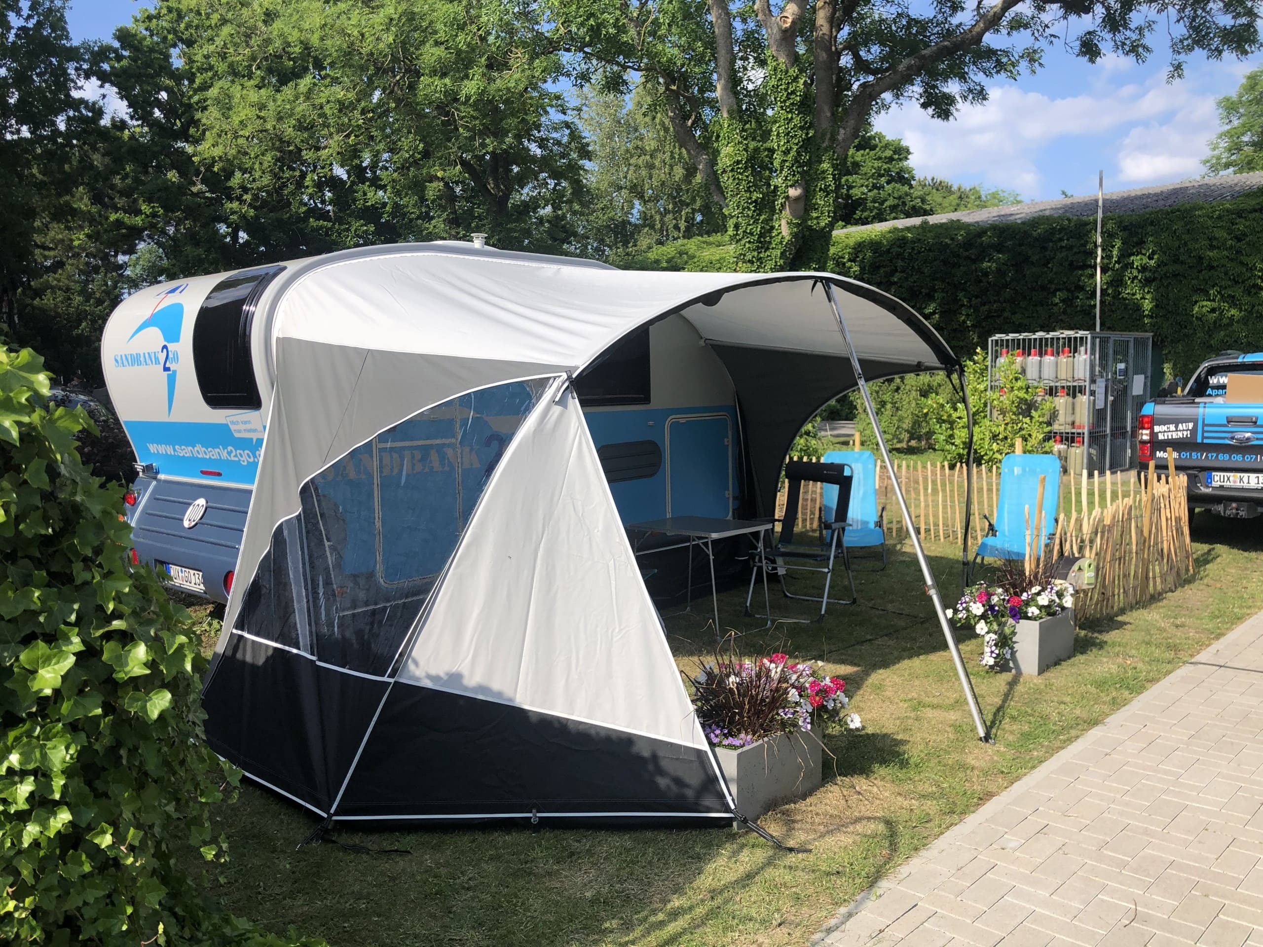 Wohnwagen-mit-Ueberdachung