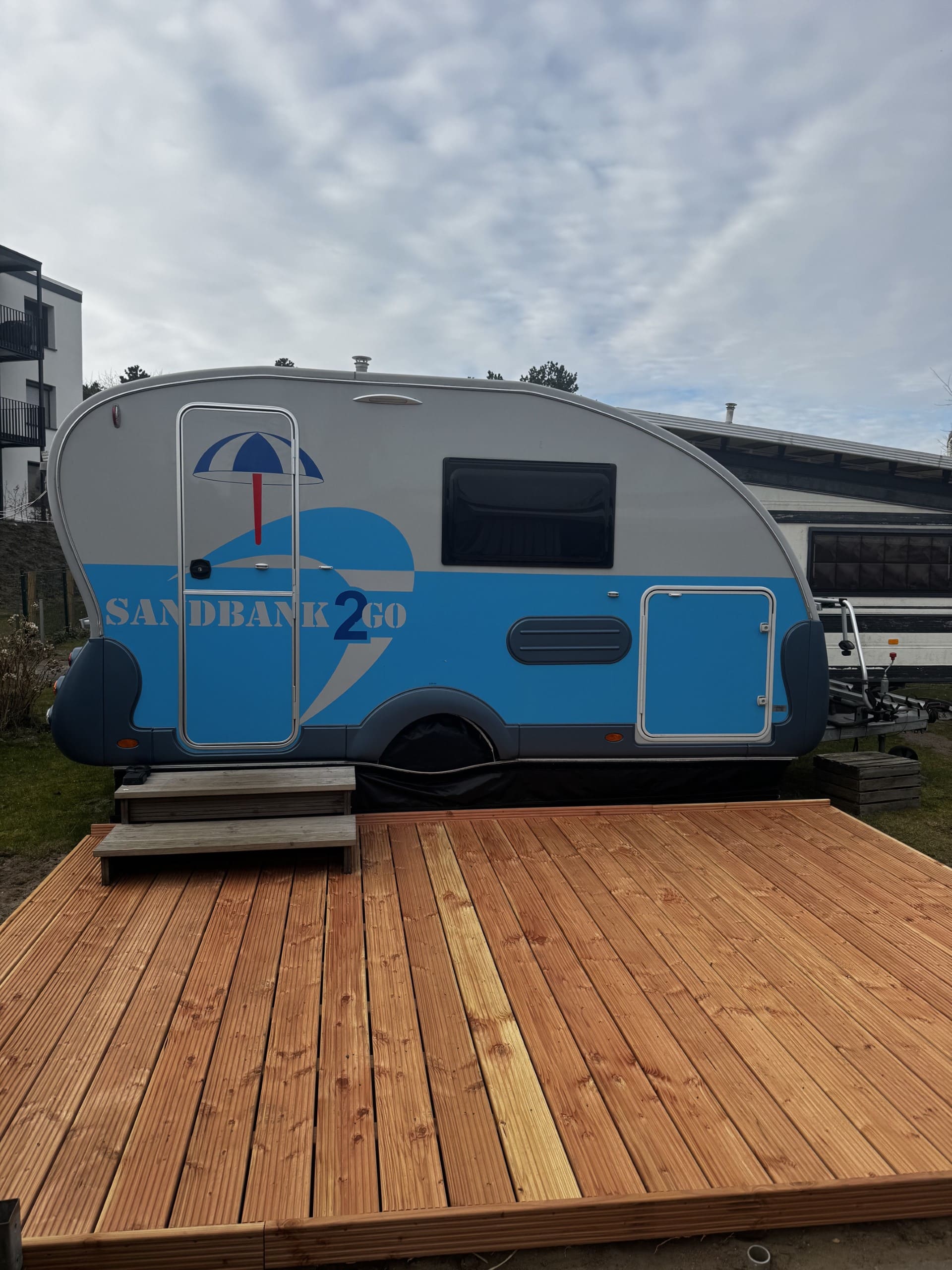 Wohnwagen-mit-Terrasse