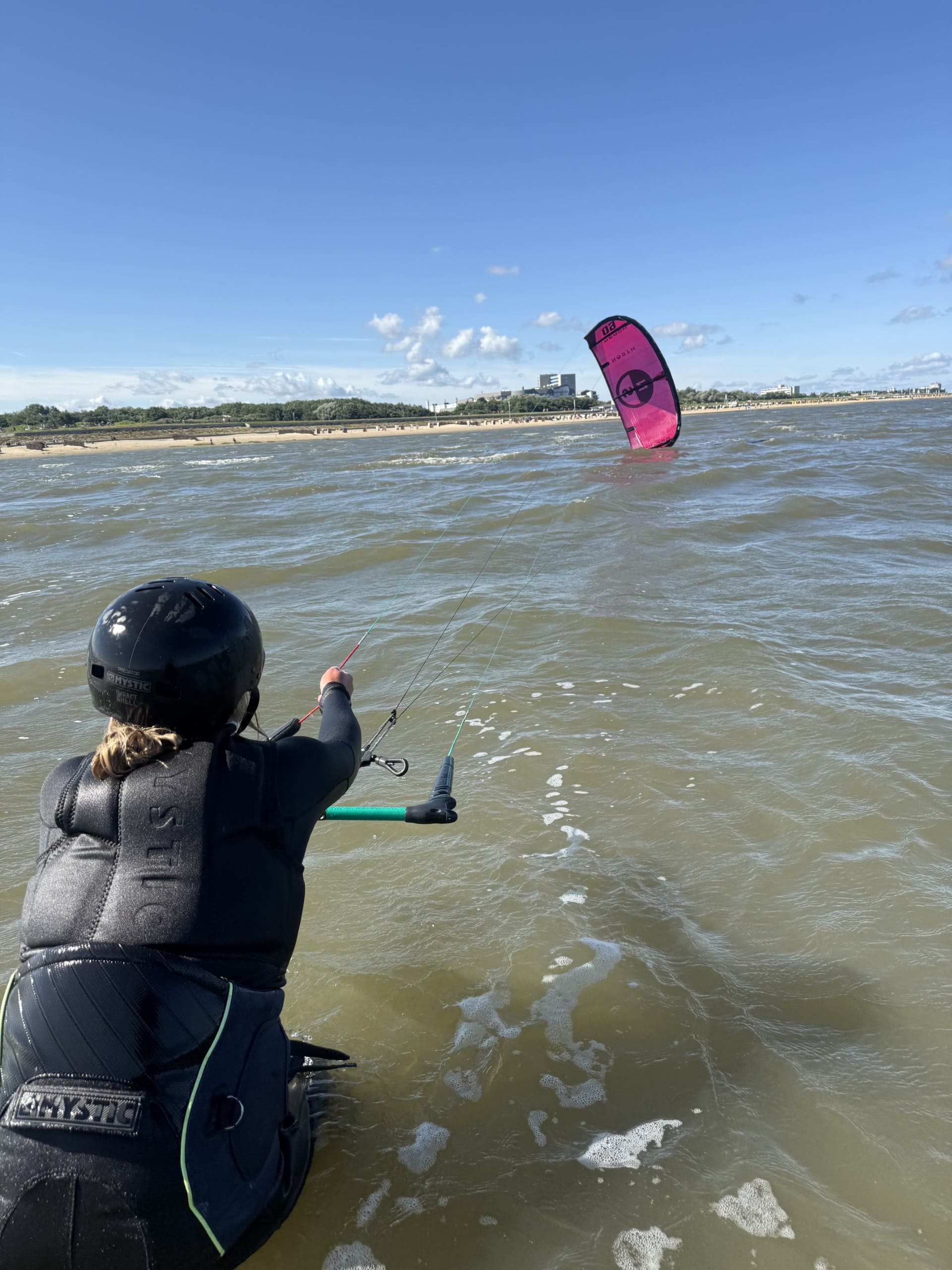 Kitesurfen-Vorbereitung-im-Wasser