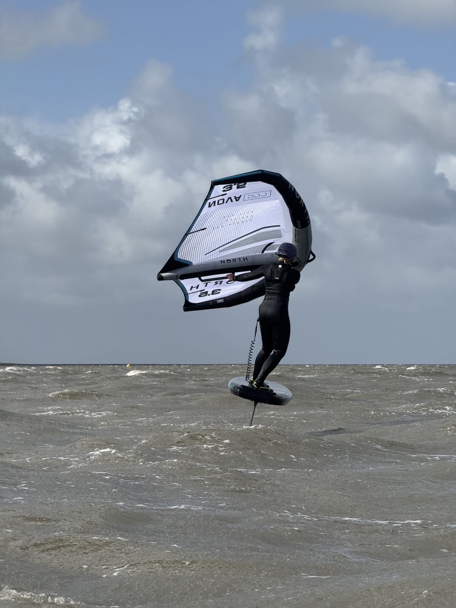 Wingsurfen-mit-grauen-Wing