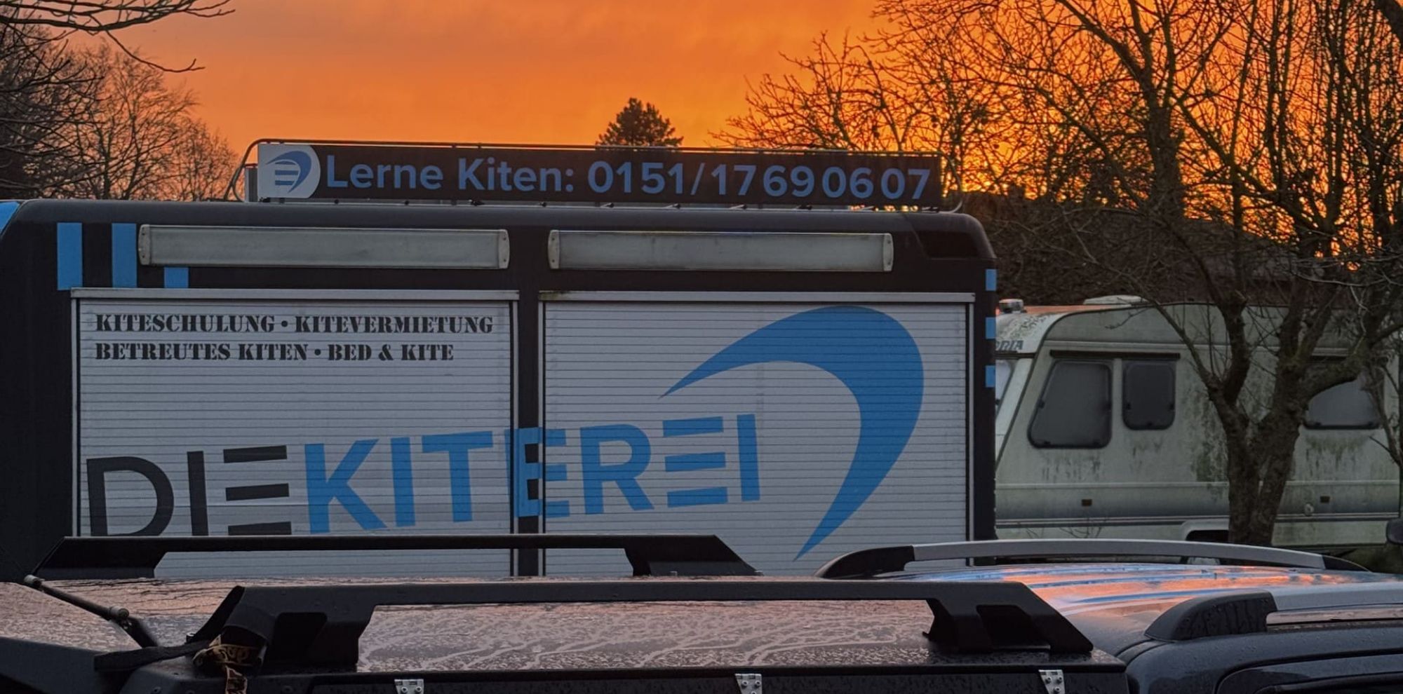 Die-Kiterei-und-Campingplatz-Wagen-mit-Logos
