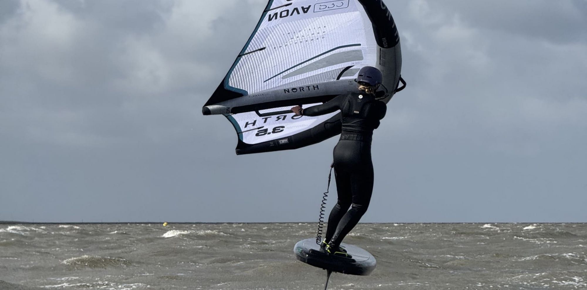 Wingsurfen-graues-Board