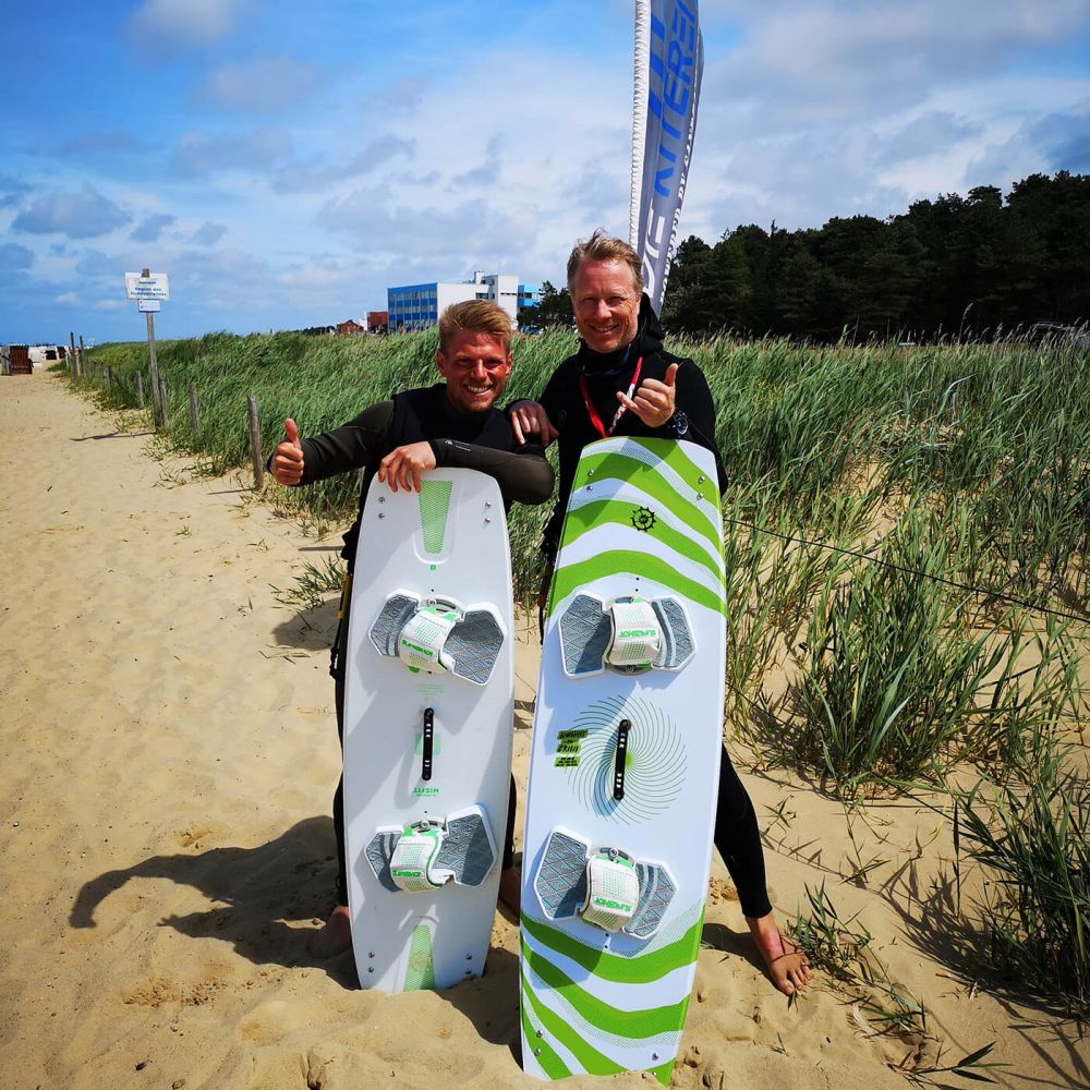2-Teammitglieder-mit-Pose-am-Strand
