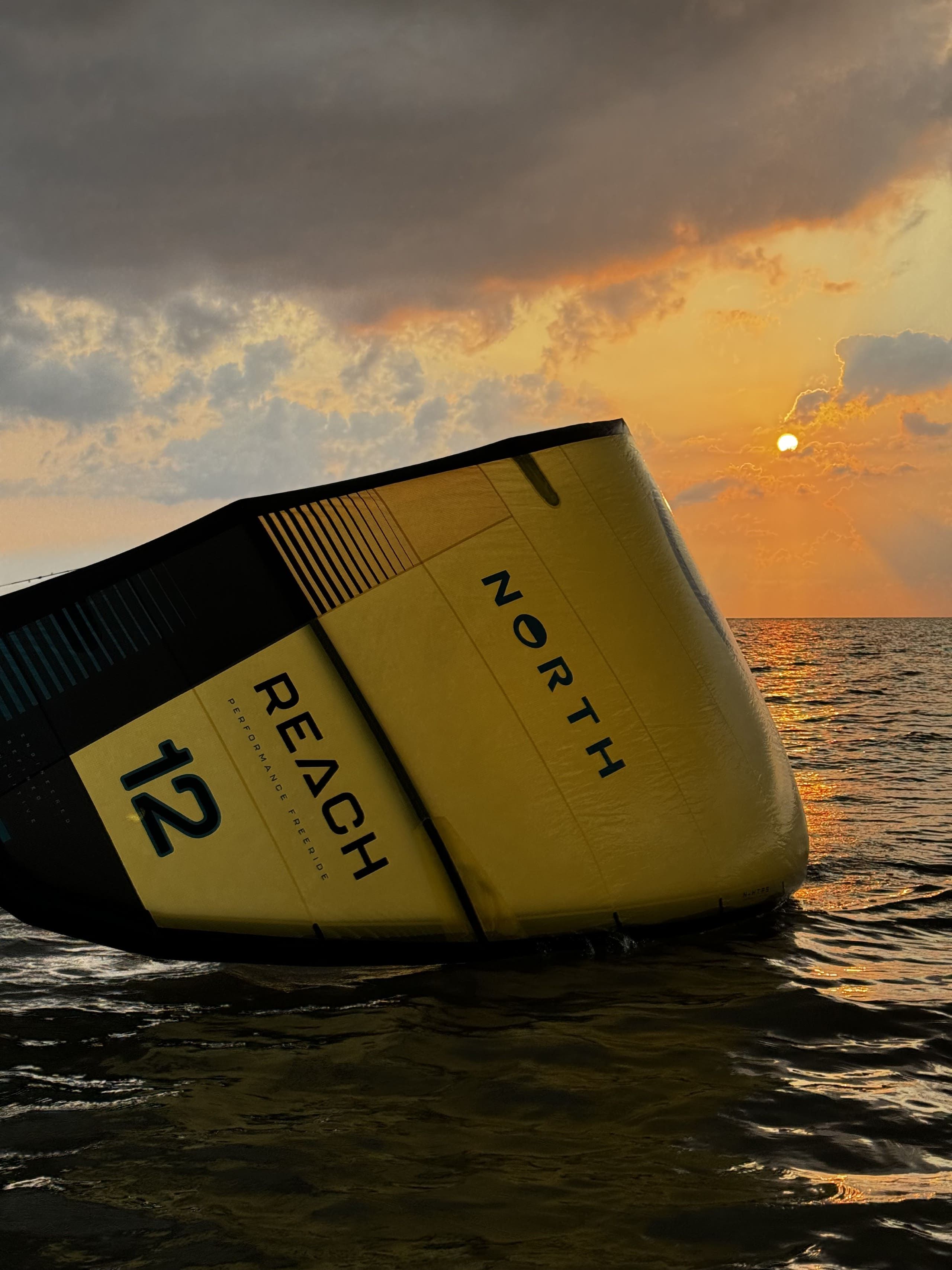 gelber-Kiteschirm-im-Wasser-NORTH